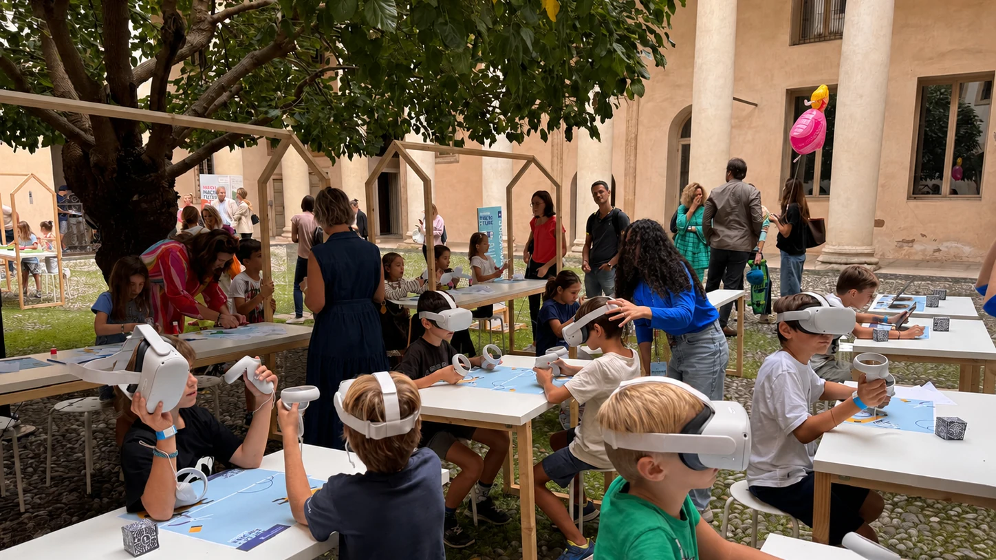 Postazioni di realtà virtuale in un chiostro durante un evento Pleiadi