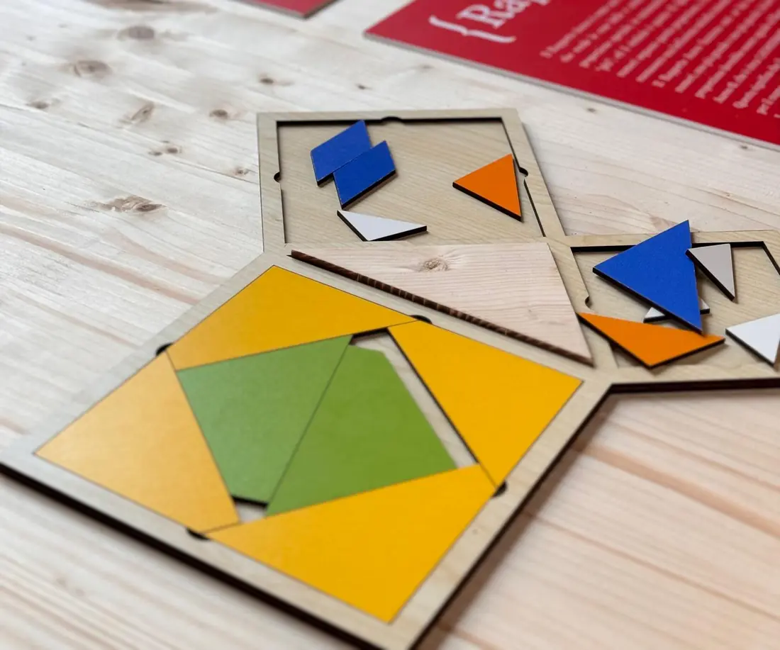 Le tessere colorate di un gioco geometrico su un piano di lavoro