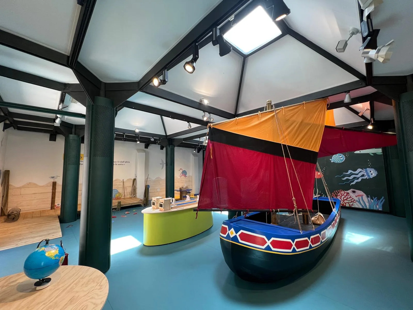 ClodiaLab, Chioggia: la barca al centro della sala