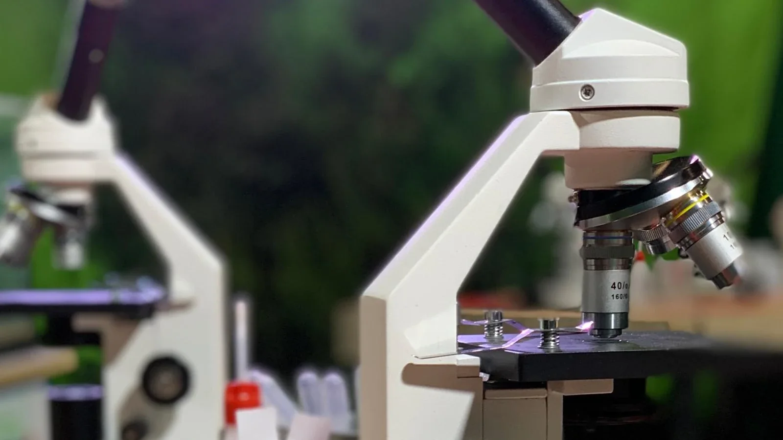 Due microscopi ottici pronti sul banco di un laboratorio