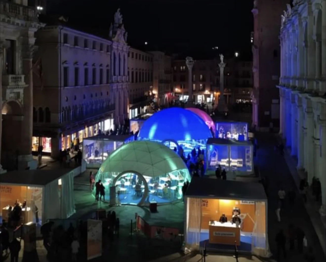 Le cupole di Making Future in piazza dei Signori a Vicenza, di sera