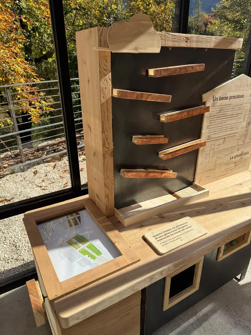 Un banco espositivo in legno con le schede di approfondimento