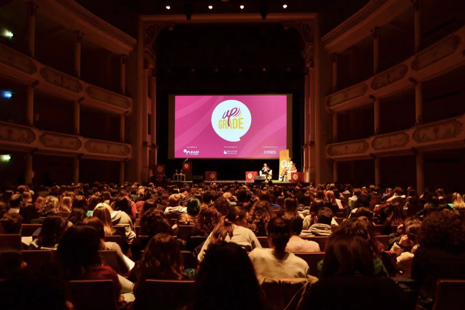 Il Teatro Ristori di Verona pieno per la finale di Upgrade